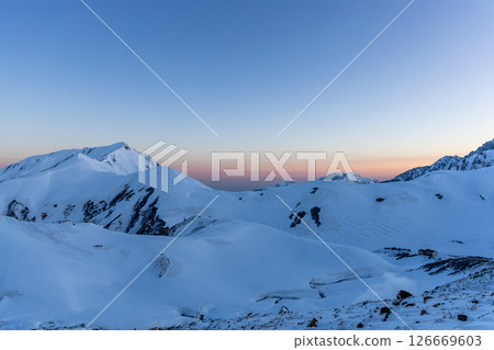 立山的春天、從觀日台看到的地獄谷的煙霧、從奧田日山延伸到劍山的金星帶 126669603