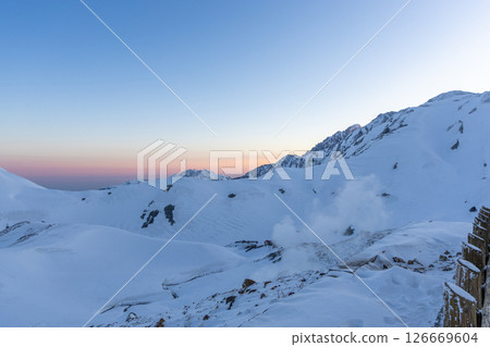 從觀摩台望去,立山的春天、地獄谷的煙霧以及延伸至劍山的金星帶 從觀摩台望去,立山的春天、地獄谷的煙霧以及延伸至劍山的金星帶 126669604