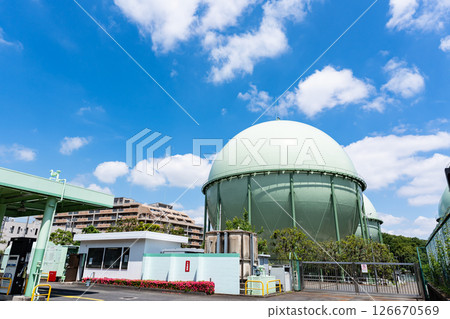 東京煤氣世田谷天然氣站的儲氣罐，藍色春天的天空，東京世田谷區Kasuya 1丁目 126670569