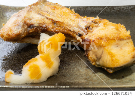 [Food ingredients] Grated daikon radish art and salt-grilled yellowtail fish 126671034