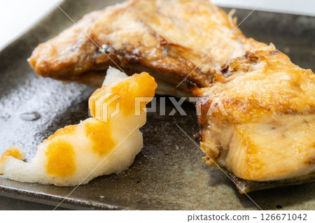 [Food ingredients] Grated daikon radish art and salt-grilled yellowtail fish 126671042