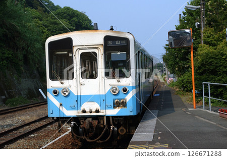 一列火車停在四國的鄉村車站 126671288