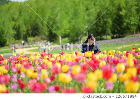 一位年輕女子在鬱金香田裡觀光 126671984