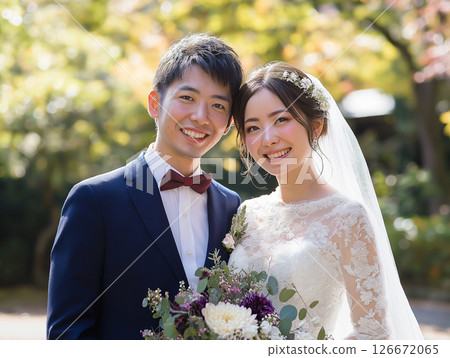 Bride and groom taking commemorative photos at wedding photo shoot 126672065