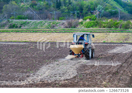 Fertilizer spreading [Nagano Prefecture] 126673526