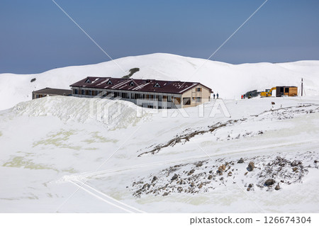 Raichoso, a mountain hut nestled in the snowy Tateyama Mountains Raichoso, a mountain hut nestled in the snowy Tateyama Mountains 126674304