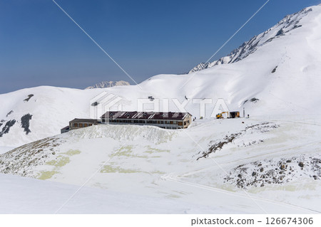 雷鳥莊，坐落在白雪皚皚的立山山脈中的山間小屋 126674306