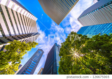 五月的日本東京城市景觀。俯瞰大手町辦公區，包括大手町廣場和大手町塔 126675003