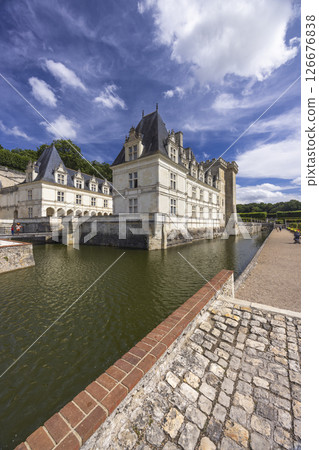 Chateau de Villandry reflecting on the water under blue cloudy sky 126676838