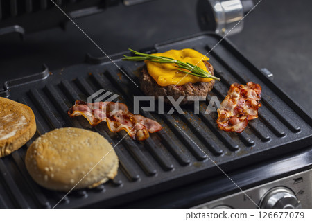 making cheeseburger on the electric grill 126677079