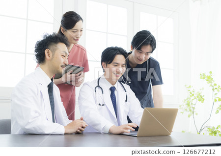 Medical personnel having a meeting 126677212