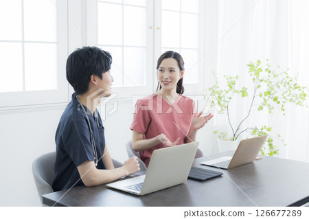 Male and female nurses consulting 126677289