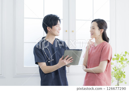 Male and female nurses consulting 126677290