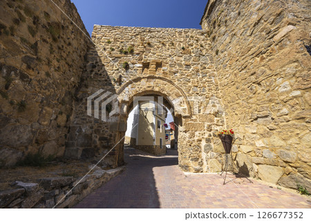 Stone arch in the medieval wall of Canete, Cuenca, Spain, leading to the old town 126677352
