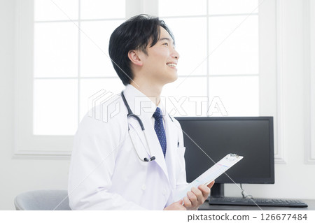 一位身穿白大褂的男子在診間交談 126677484