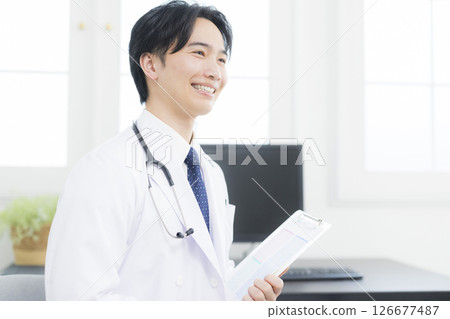 一位身穿白大褂的男子在診間交談 126677487