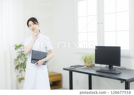 護士與平板電腦 護士與平板電腦 126677558