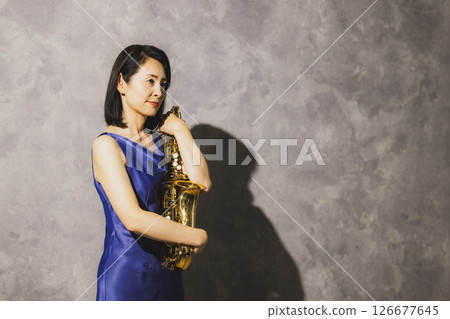 一位吹薩克斯風的女子的肖像 一位吹薩克斯風的女子的肖像 126677645