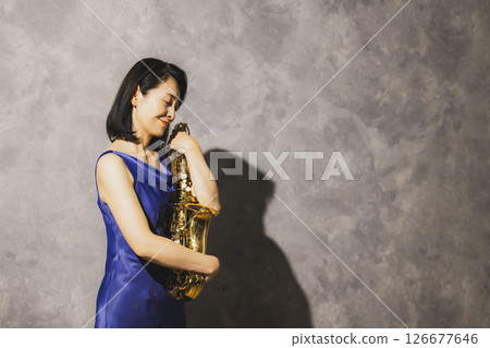 一位吹薩克斯風的女子的肖像 126677646