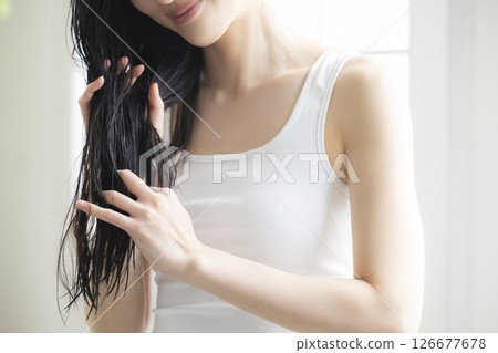 做頭髮護理的女性 做頭髮護理的女性 126677678