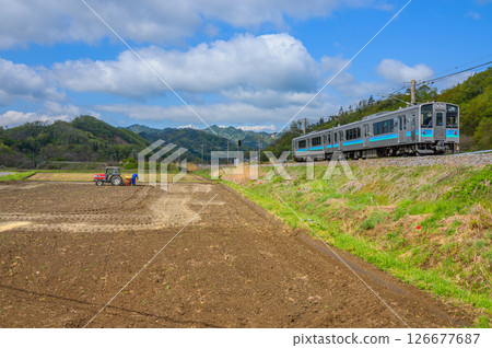 Scenery along the Shinonoi Line as seen from the Zenkoji Kaido Road [Omi Village, Higashichikuma District] 126677687