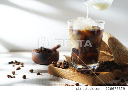冷牛奶倒入冰咖啡中 126677859