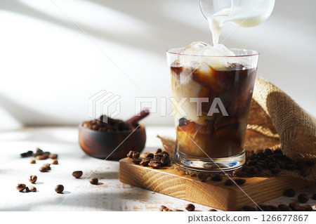 冷牛奶倒入冰咖啡中 126677867