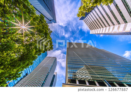 5 月 28 日，日本東京城市景觀。綠意盎然的大手町。大手町廣場和 Urbannet 大手町大廈景觀 126677887