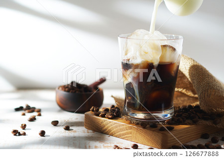 冷牛奶倒入冰咖啡中 126677888