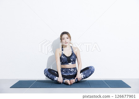 做肌肉訓練的女人 做肌肉訓練的女人 126677901