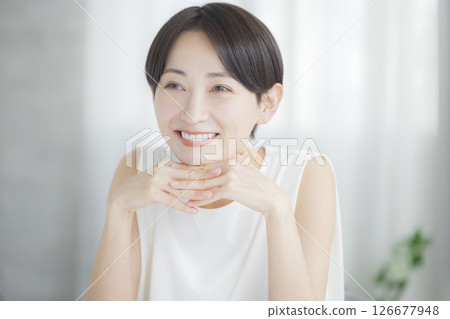 A woman who feels moisturized 126677948