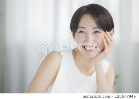 A woman who feels moisturized 126677949