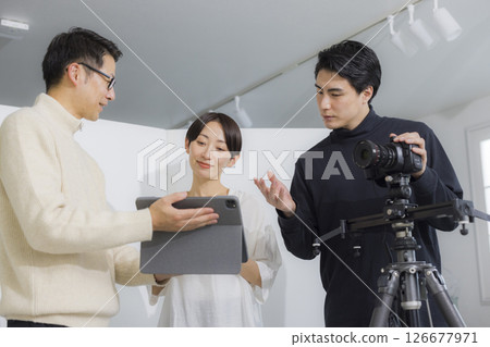 男攝影師拍攝影片 126677971