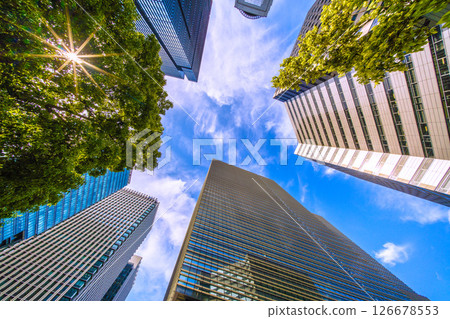 5 月 28 日，日本東京城市景觀。綠意盎然的大手町。大手町廣場和 Urbannet 大手町大廈景觀 126678553