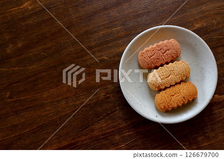 沖繩傳統甜點金楚糕在桌面背景上從上方俯瞰 126679700