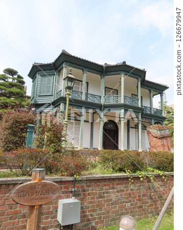 Full view of the front of the former Hassam House. The chimney that fell during the Great East Japan Earthquake, an important cultural property, and the only Japanese garden in Kobe City's city park. 126679947