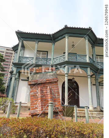 Full view of the front of the former Hassam House. The chimney that fell during the Great East Japan Earthquake, an important cultural property, and the only Japanese garden in Kobe City's city park. 126679948