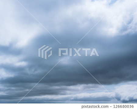 五月的山上，天空佈滿陰雲 10 126680036