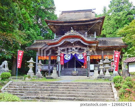 Wanami Hachiman Shrine in Yamaguchi Prefecture, a prefectural tangible cultural property, has a tower gate-style worship hall Wanami Hachiman Shrine in Yamaguchi Prefecture, a prefectural tangible cultural property, has a tower gate-style worship hall 126682411