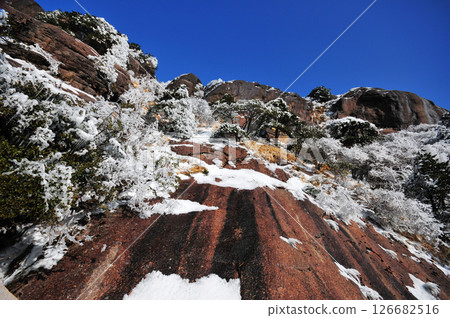 Mountain landscape after heavy snowfall, trees covered with snow and rime, China, Anhui Province, Mount Huang 126682516