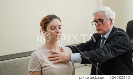 Elderly male hypnotherapist with a female patient. An alternative way to heal mental health 126682960