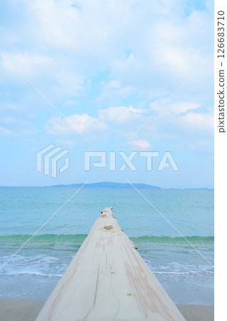 夏季延伸至海邊的木路 夏季延伸至海邊的木路 126683710