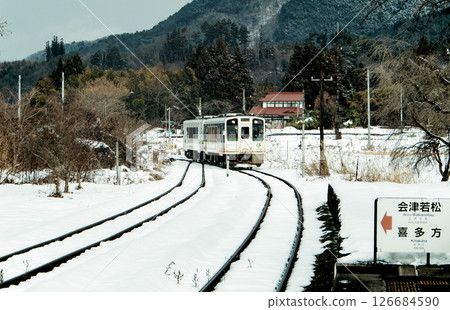 雪景與駛來的列車的鄉村風景 126684590