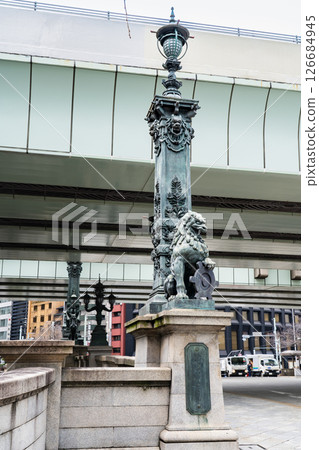 Starting point of the Tokaido, Nihonbashi (Important Cultural Property) Lion statue and Tokyo city emblem 126684945