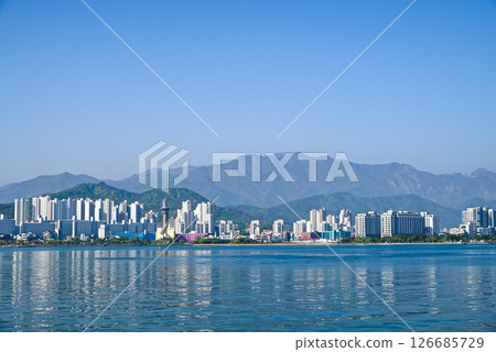 [Korea/Gangwon-do] Mount Seorak and the cityscape of Sokcho City as seen from Cheongcho Lake 126685729