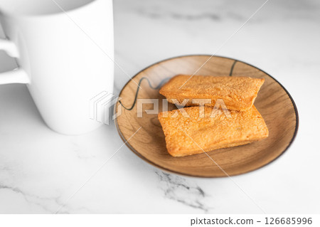新鮮出爐的甜點擺放在木盤上② 126685996