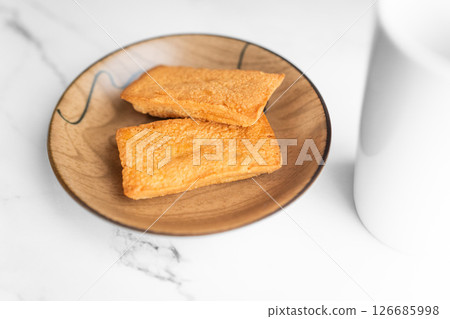 新鮮出爐的甜點擺放在木盤上④ 新鮮出爐的甜點擺放在木盤上④ 126685998