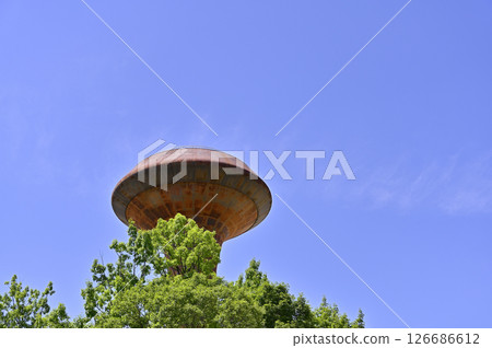 The water tower of Tokadai New Town, shining among the fresh greenery (Komaki City, Aichi Prefecture) 126686612