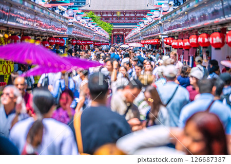 日本東京城市景觀外國...淺草寺擠滿了外國人......=28日 126687387