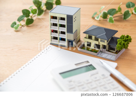 房屋模型、計算機和筆記本 126687806